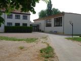 Schulgeb&auml;ude mit Turnhalle.jpg